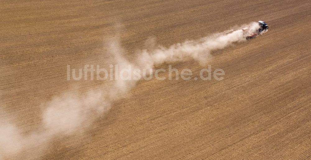 Grimma von oben - Umpflugarbeiten und Umschichtung der Erde durch einen Traktor mit Pflug auf landwirtschaftlichen Feldern in Grimma im Bundesland Sachsen, Deutschland
