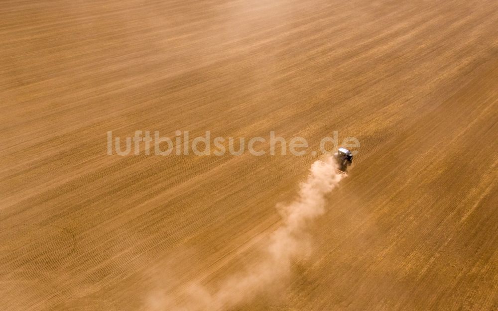 Luftaufnahme Grimma - Umpflugarbeiten und Umschichtung der Erde durch einen Traktor mit Pflug auf landwirtschaftlichen Feldern in Grimma im Bundesland Sachsen, Deutschland