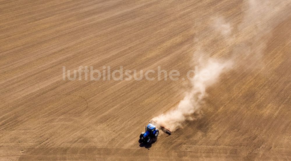 Grimma von oben - Umpflugarbeiten und Umschichtung der Erde durch einen Traktor mit Pflug auf landwirtschaftlichen Feldern in Grimma im Bundesland Sachsen, Deutschland