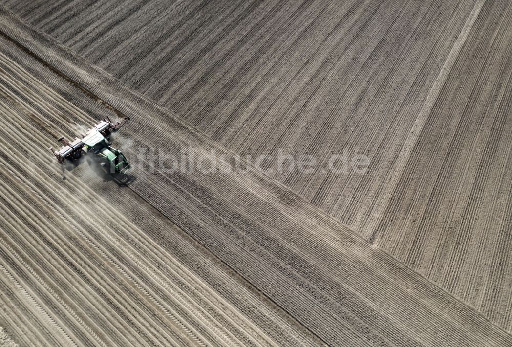 Haseloff aus der Vogelperspektive: Umpflugarbeiten und Umschichtung der Erde durch einen Traktor mit Pflug auf landwirtschaftlichen Feldern in Haseloff im Bundesland Brandenburg, Deutschland