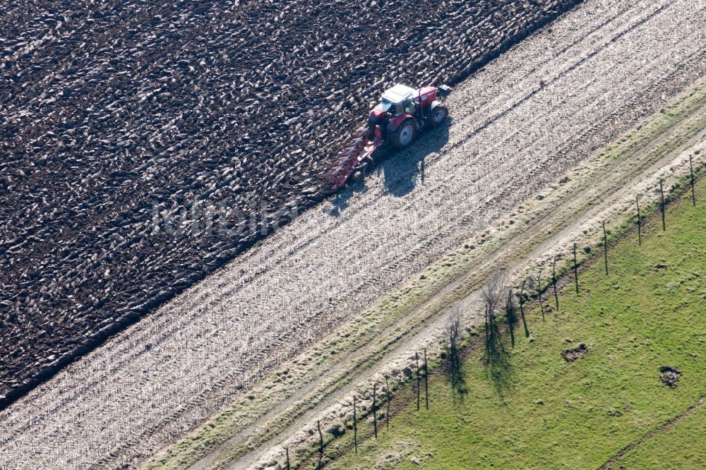 Luftaufnahme Lampertsloch - Umpflugarbeiten und Umschichtung der Erde durch einen Traktor mit Pflug auf landwirtschaftlichen Feldern in Lampertsloch in Alsace-Champagne-Ardenne-Lorraine, Frankreich