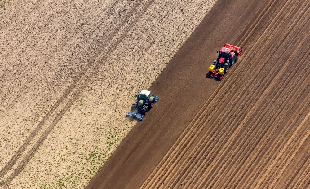 Luftbild Rees - Umpflugarbeiten und Umschichtung der Erde durch einen Traktor mit Pflug auf landwirtschaftlichen Feldern in Rees im Bundesland Nordrhein-Westfalen, Deutschland