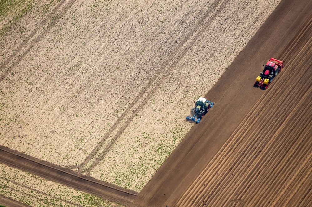 Luftaufnahme Rees - Umpflugarbeiten und Umschichtung der Erde durch einen Traktor mit Pflug auf landwirtschaftlichen Feldern in Rees im Bundesland Nordrhein-Westfalen, Deutschland
