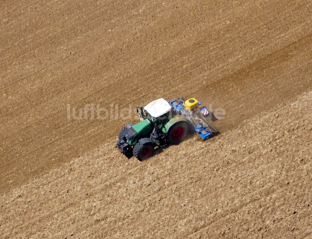 Luftbild Rosdorf - Umpflugarbeiten und Umschichtung der Erde durch einen Traktor mit Pflug auf landwirtschaftlichen Feldern in Rosdorf im Bundesland Niedersachsen, Deutschland