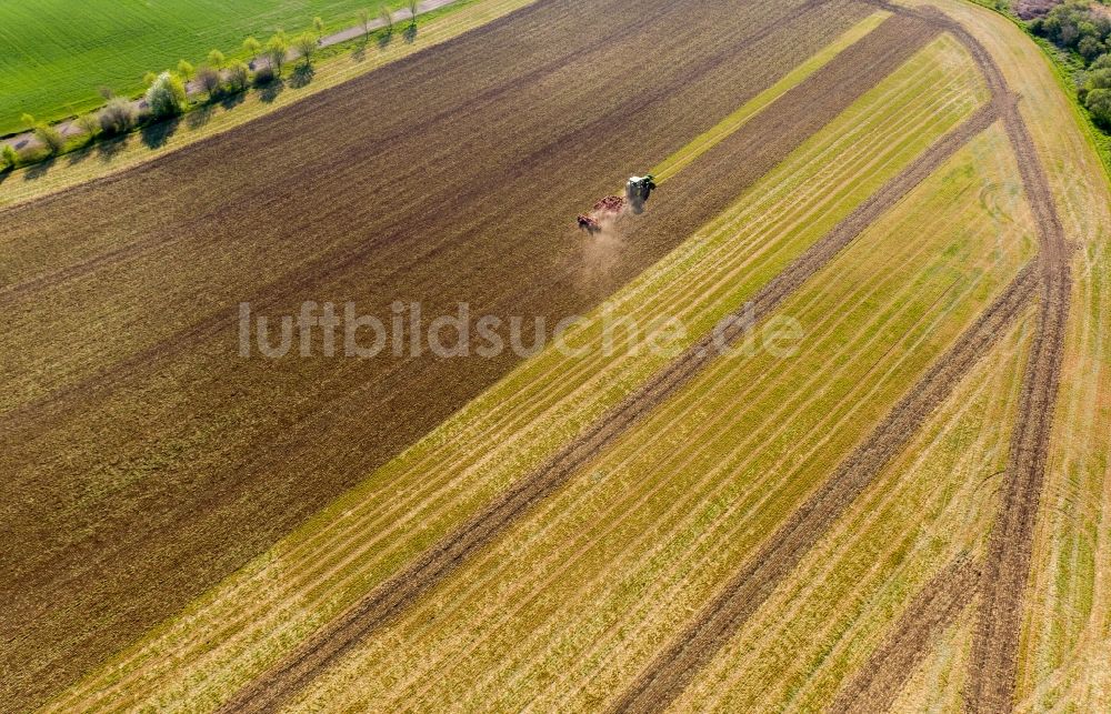 Luftbild Teutschenthal - Umpflugarbeiten und Umschichtung der Erde durch einen Traktor mit Pflug auf landwirtschaftlichen Feldern in Teutschenthal im Bundesland Sachsen-Anhalt, Deutschland