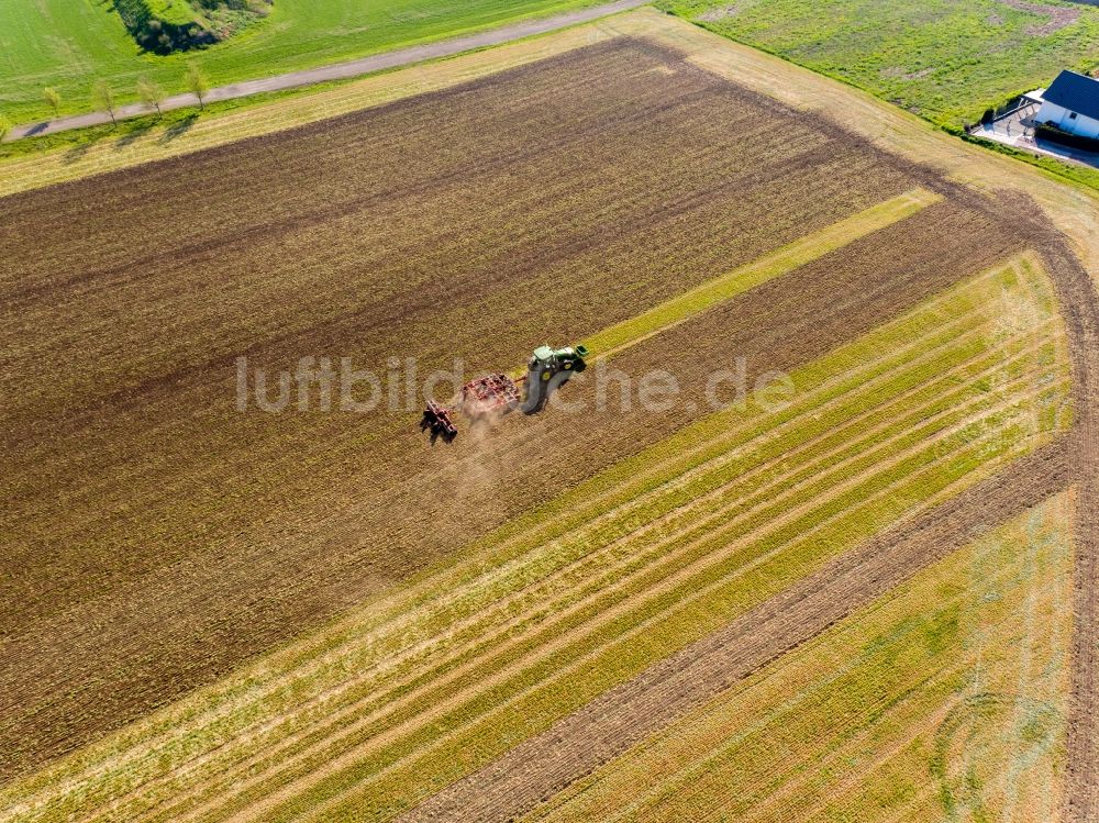 Luftaufnahme Teutschenthal - Umpflugarbeiten und Umschichtung der Erde durch einen Traktor mit Pflug auf landwirtschaftlichen Feldern in Teutschenthal im Bundesland Sachsen-Anhalt, Deutschland