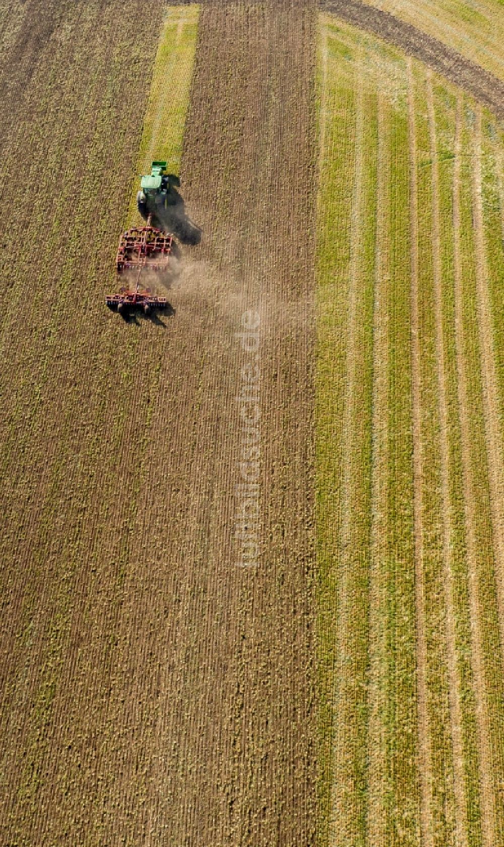 Luftaufnahme Teutschenthal - Umpflugarbeiten und Umschichtung der Erde durch einen Traktor mit Pflug auf landwirtschaftlichen Feldern in Teutschenthal im Bundesland Sachsen-Anhalt, Deutschland