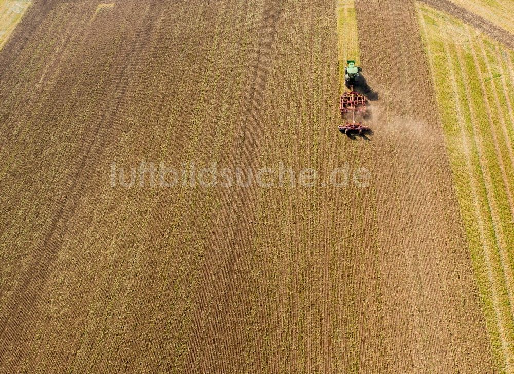 Teutschenthal von oben - Umpflugarbeiten und Umschichtung der Erde durch einen Traktor mit Pflug auf landwirtschaftlichen Feldern in Teutschenthal im Bundesland Sachsen-Anhalt, Deutschland