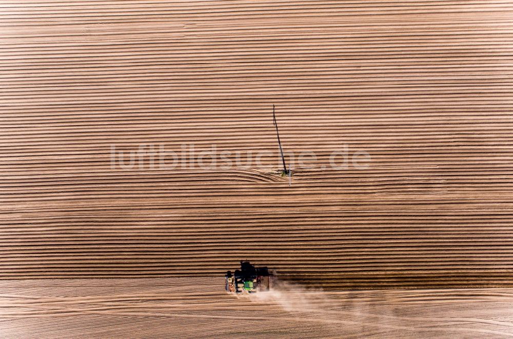 Luftaufnahme Wittenbeck - Umpflugarbeiten und Umschichtung der Erde durch einen Traktor mit Pflug auf landwirtschaftlichen Feldern in Wittenbeck im Bundesland Mecklenburg-Vorpommern, Deutschland