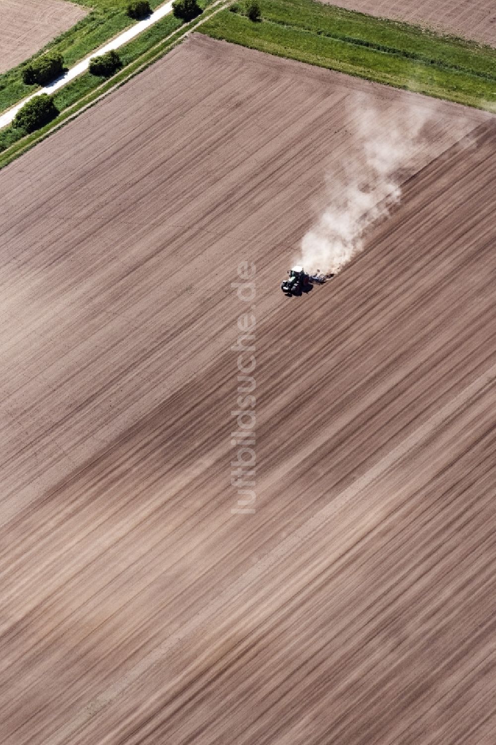 Luftbild Worms - Umpflugarbeiten und Umschichtung der Erde durch einen Traktor mit Pflug auf landwirtschaftlichen Feldern in Worms im Bundesland Rheinland-Pfalz, Deutschland