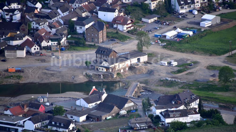 Luftaufnahme Rech - Unbeseitigte Hochwasserschäden an der Flußbrücke Nepomukbrücke der Ahr in Rech im Bundesland Rheinland-Pfalz, Deutschland