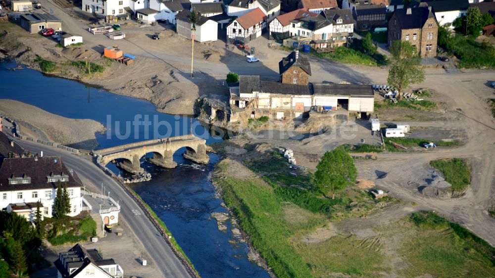 Rech von oben - Unbeseitigte Hochwasserschäden an der Flußbrücke Nepomukbrücke der Ahr in Rech im Bundesland Rheinland-Pfalz, Deutschland