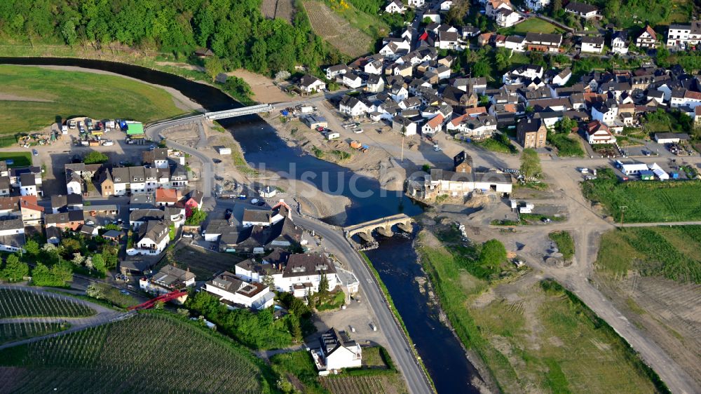 Luftbild Rech - Unbeseitigte Hochwasserschäden an der Flußbrücke Nepomukbrücke der Ahr in Rech im Bundesland Rheinland-Pfalz, Deutschland