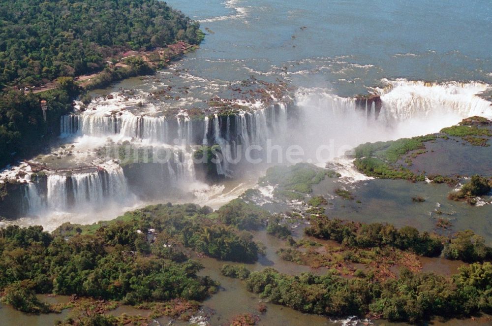 Iguazu aus der Vogelperspektive: UNESCO-Welterbe Wasserfall der Iguazu- Wasserfälle in der Provinz Parana in Brasilien