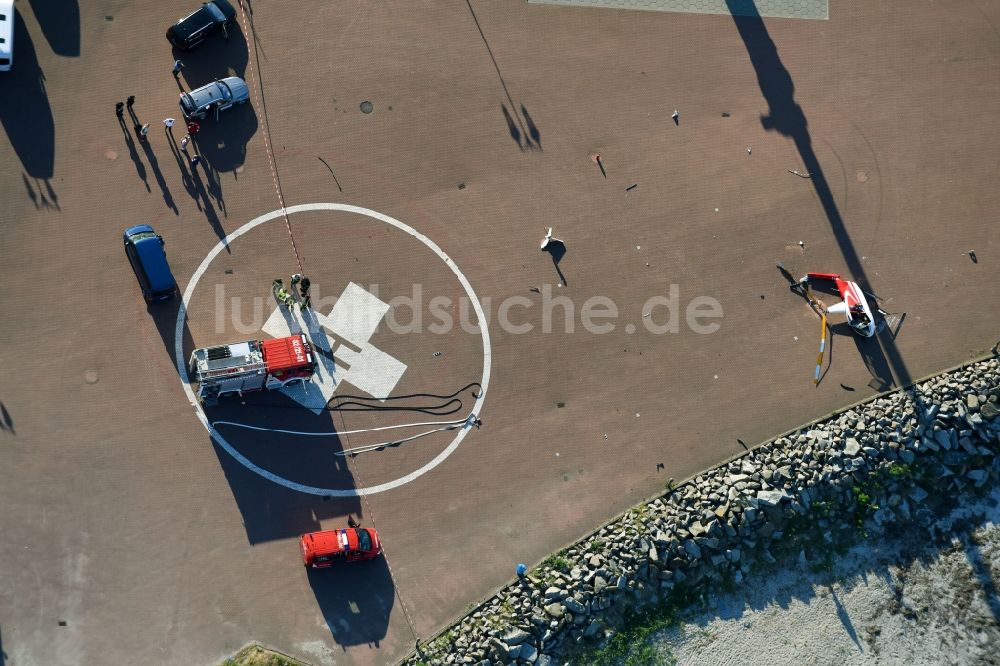 Rostock aus der Vogelperspektive: Unfall- Absturz eines R44 auf dem Helikopter- Landeplatz in Rostock im Bundesland Mecklenburg-Vorpommern, Deutschland