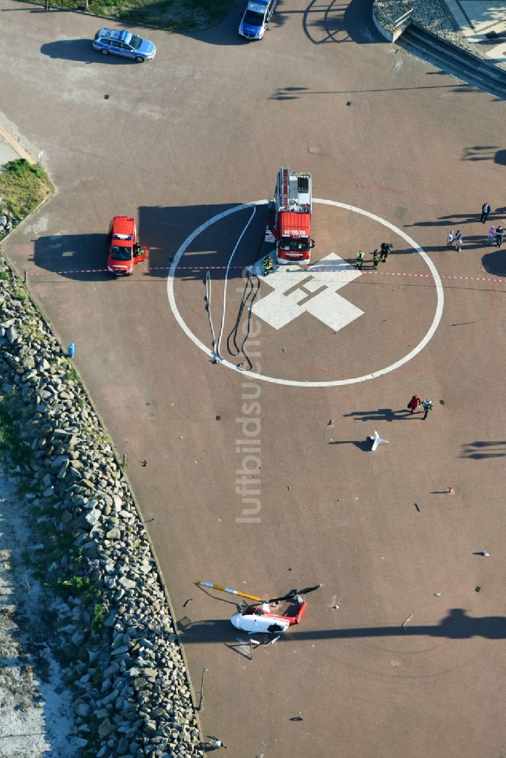 Luftbild Rostock - Unfall- Absturz eines R44 auf dem Helikopter- Landeplatz in Rostock im Bundesland Mecklenburg-Vorpommern, Deutschland
