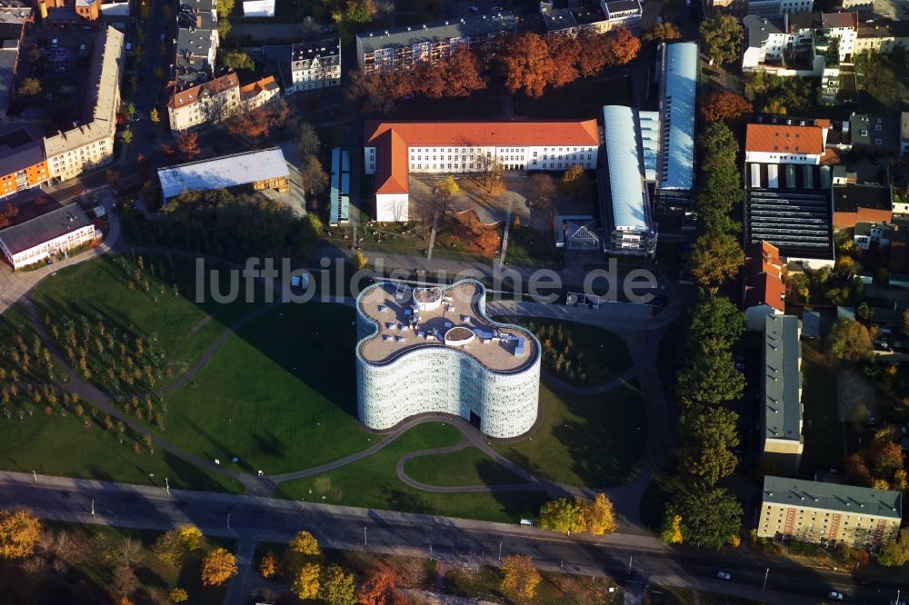 Cottbus von oben - Universitätsbibliothek im IKMZ auf dem Campus der BTU Cottbus im Bundesland Brandenburg