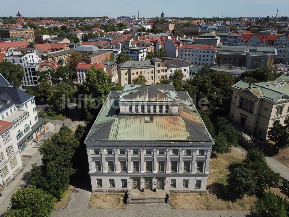 Luftbild Halle (Saale) - Universitätsplatz Halle Saale mit dem Hauptgebäude der Martin Luther Universität Halle - Wittenberg , in dem sich die Aula und die Zentrale Kustodie befindet