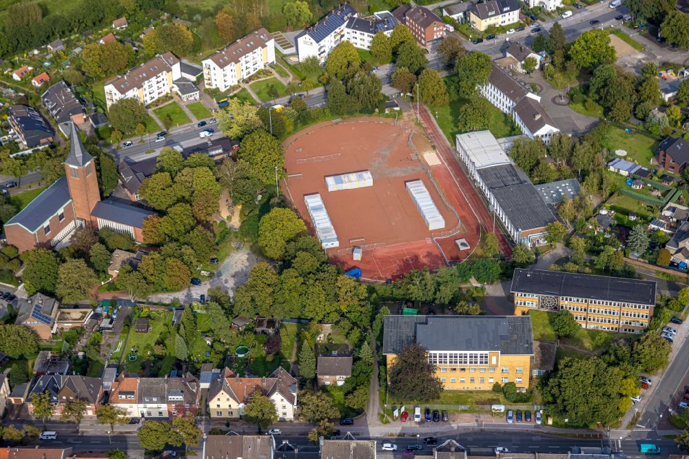 Luftbild Dorsten - Unterkünfte für Geflüchtete auf dem Sportplatz der Dietrich-Bonhoeffer-Schule in Dorsten im Bundesland Nordrhein-Westfalen, Deutschland