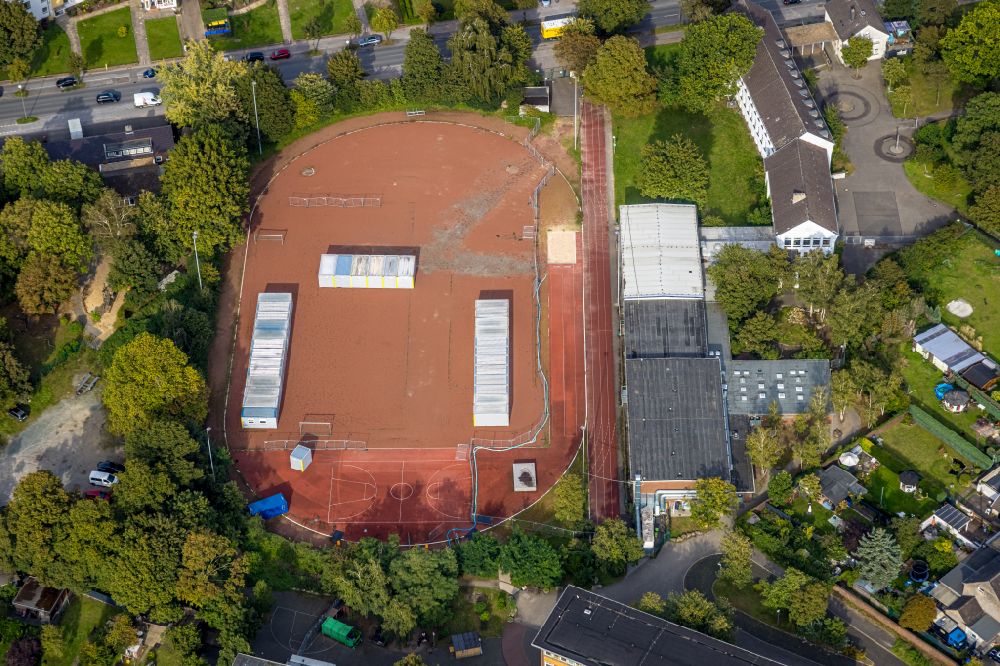 Luftaufnahme Dorsten - Unterkünfte für Geflüchtete auf dem Sportplatz der Dietrich-Bonhoeffer-Schule in Dorsten im Bundesland Nordrhein-Westfalen, Deutschland