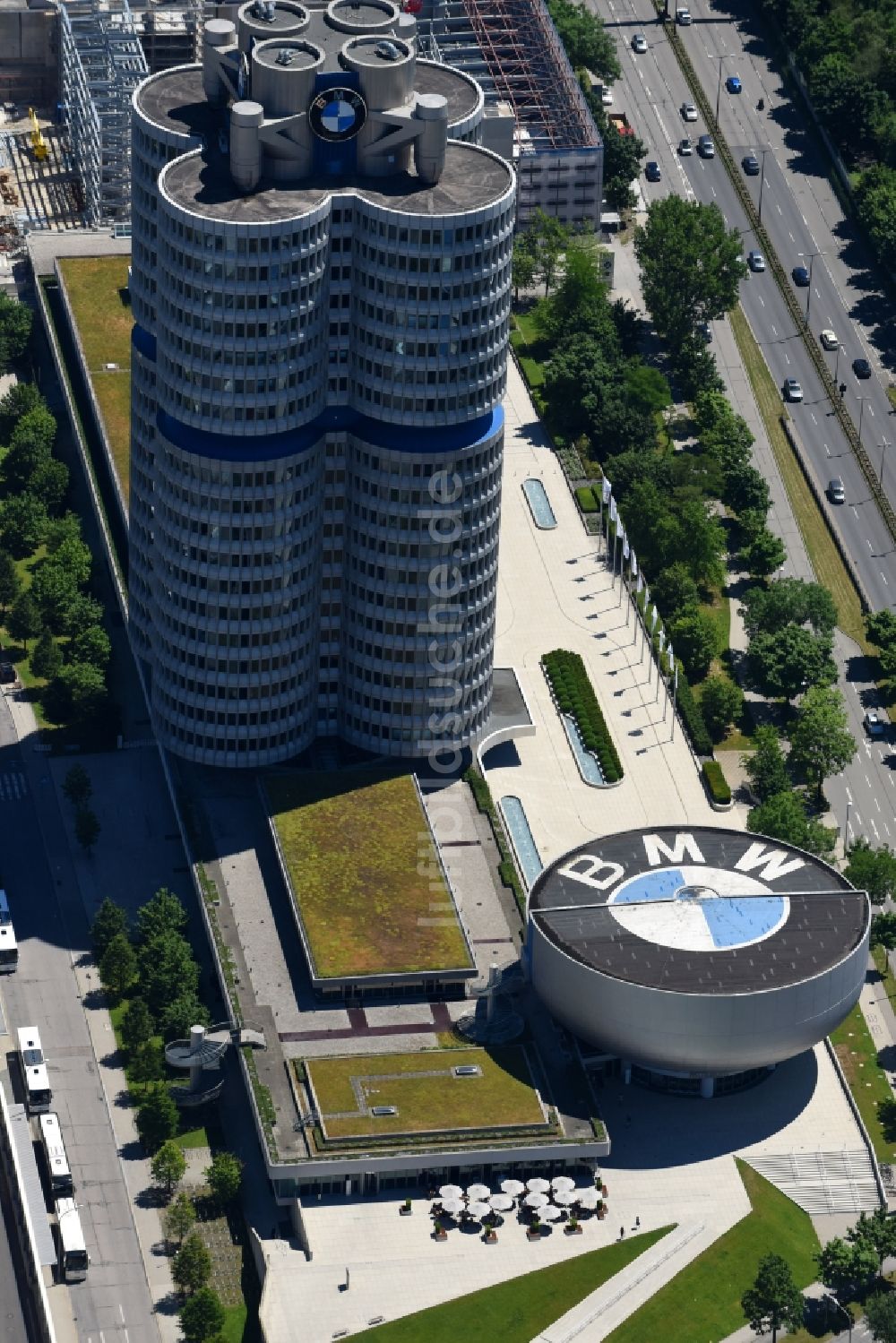 München aus der Vogelperspektive: Unternehmen- Verwaltungsgebäude Vierzylinder der BMW AG in München im Bundesland Bayern, Deutschland