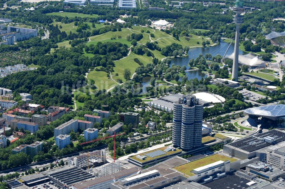 Luftbild München - Unternehmen- Verwaltungsgebäude Vierzylinder der BMW AG in München im Bundesland Bayern, Deutschland