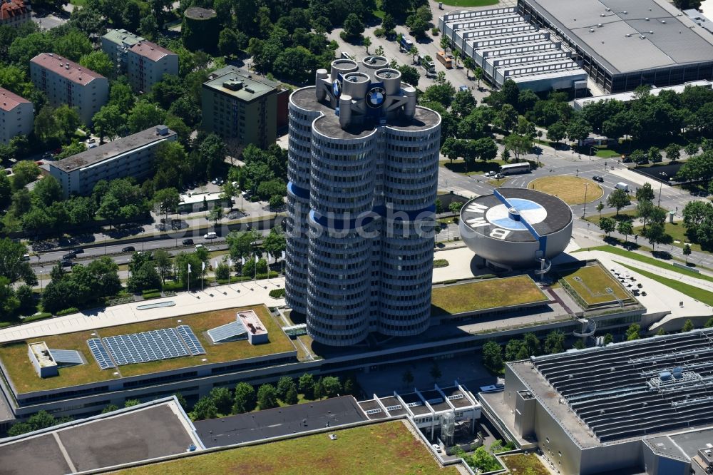 München von oben - Unternehmen- Verwaltungsgebäude Vierzylinder der BMW AG in München im Bundesland Bayern, Deutschland