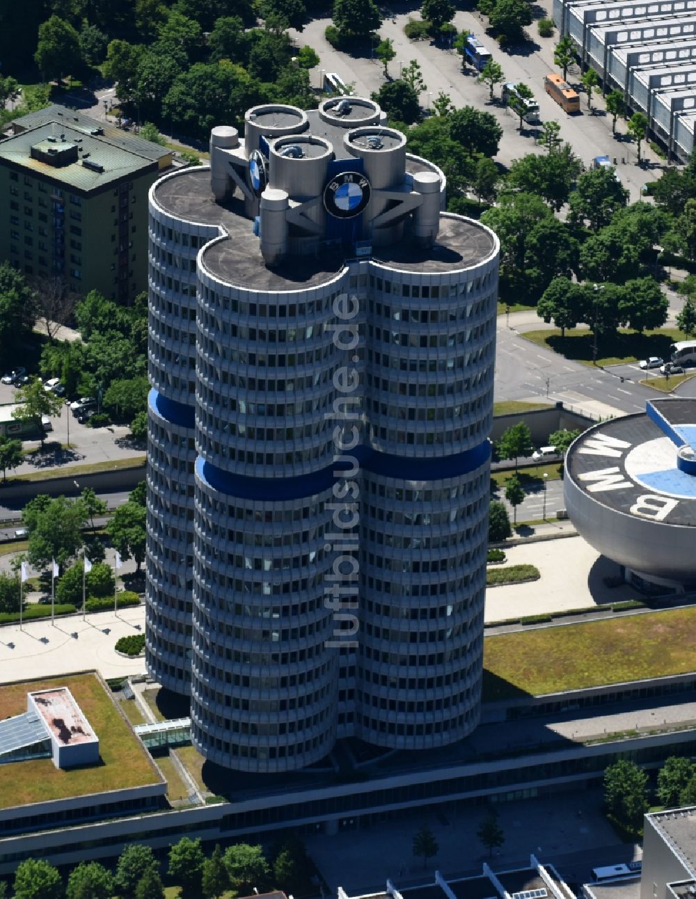 Luftbild München - Unternehmen- Verwaltungsgebäude Vierzylinder der BMW AG in München im Bundesland Bayern, Deutschland
