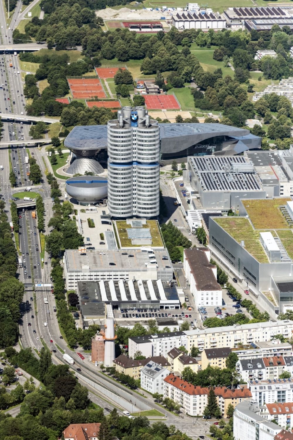 München aus der Vogelperspektive: Unternehmen- Verwaltungsgebäude Vierzylinder der BMW AG in München im Bundesland Bayern, Deutschland
