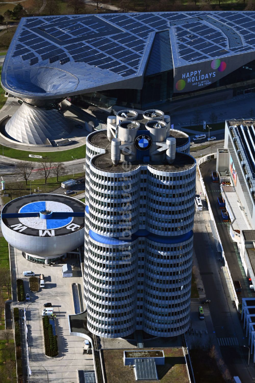 München von oben - Unternehmen- Verwaltungsgebäude Vierzylinder der BMW AG in München im Bundesland Bayern, Deutschland