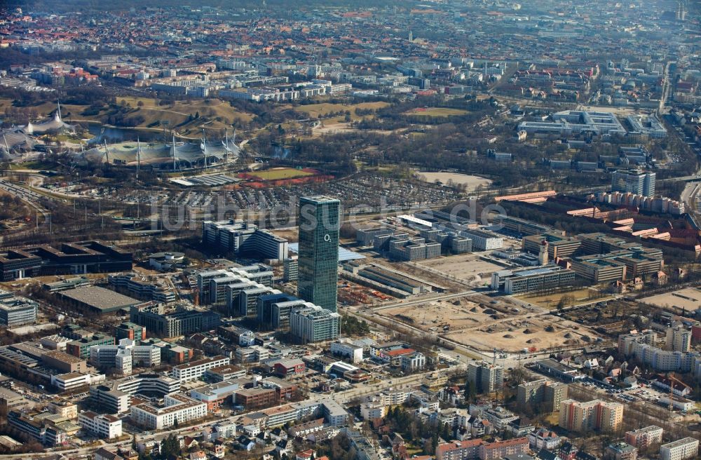 München von oben - Uptown Hochhaus des Firmensitzes der Telefonica Germany und der Astellas Pharma GmbH am Georg-Brauchle-Ring in München im Bundesland Bayern
