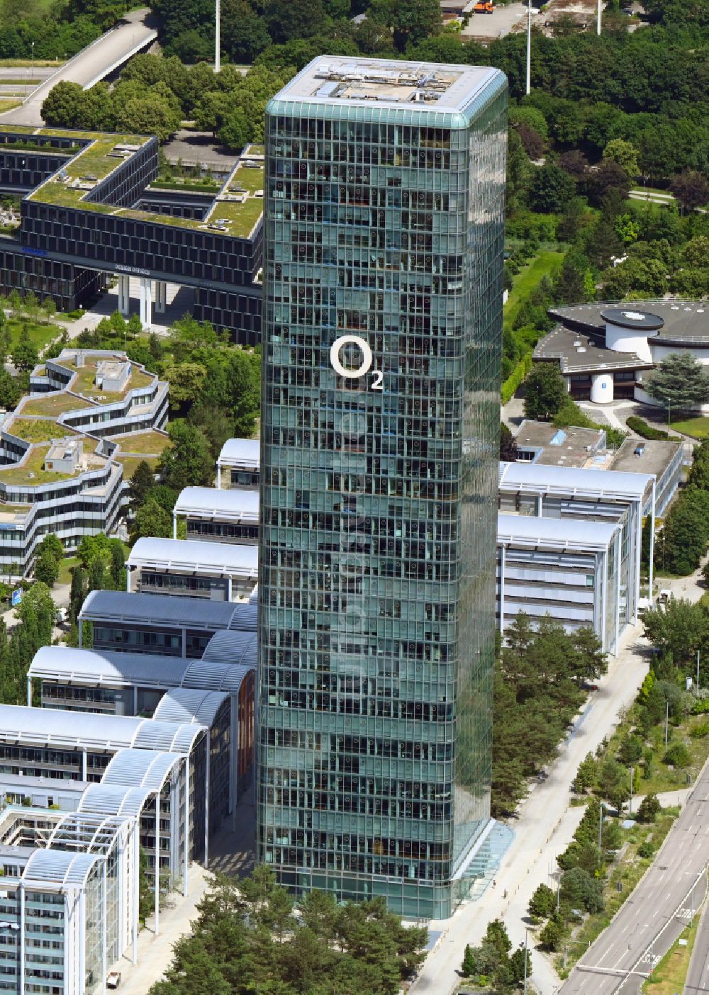 München von oben - Uptown O2 - Hochhaus am Georg-Brauchle-Ring im Stadtteil Moosach in München im Bundesland Bayern