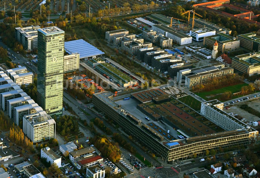 München aus der Vogelperspektive: Uptown O2 - Hochhaus am Georg-Brauchle-Ring im Stadtteil Moosach in München im Bundesland Bayern