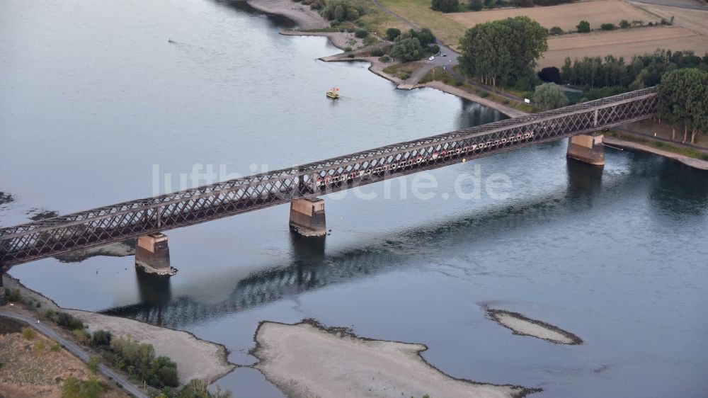 Urmitz aus der Vogelperspektive: Urmitzer Eisenbahnbrücke über den Rhein im Bundesland Rheinland-Pfalz, Deutschland