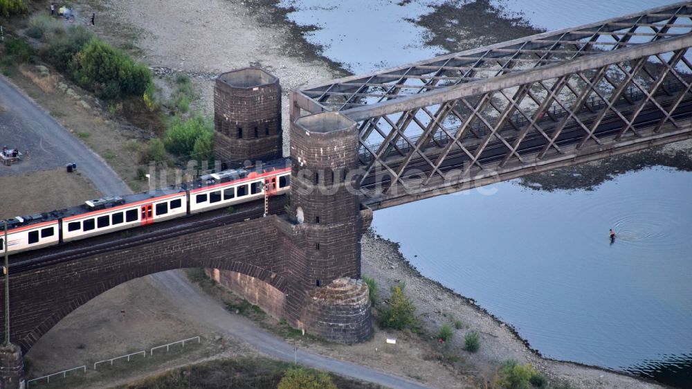 Urmitz von oben - Urmitzer Eisenbahnbrücke über den Rhein im Bundesland Rheinland-Pfalz, Deutschland