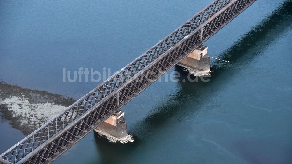 Urmitz aus der Vogelperspektive: Urmitzer Eisenbahnbrücke über den Rhein im Bundesland Rheinland-Pfalz, Deutschland