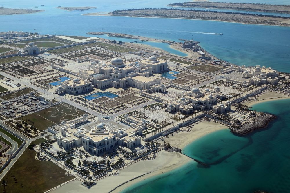 Luftaufnahme Abu Dhabi - VAE Präsidentenpalast auf der Halbinsel Ras Al Akhdar im Persischen Golf in Abu Dhabi in Vereinigte Arabische Emirate
