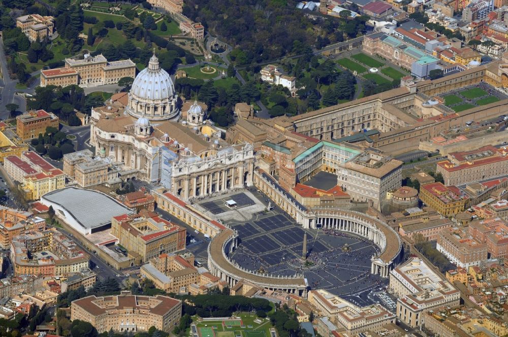 Rom von oben - Vatikan im Staat Vatikanstadt mit dem Petersplatz - einer Enklave in Rom in Italien