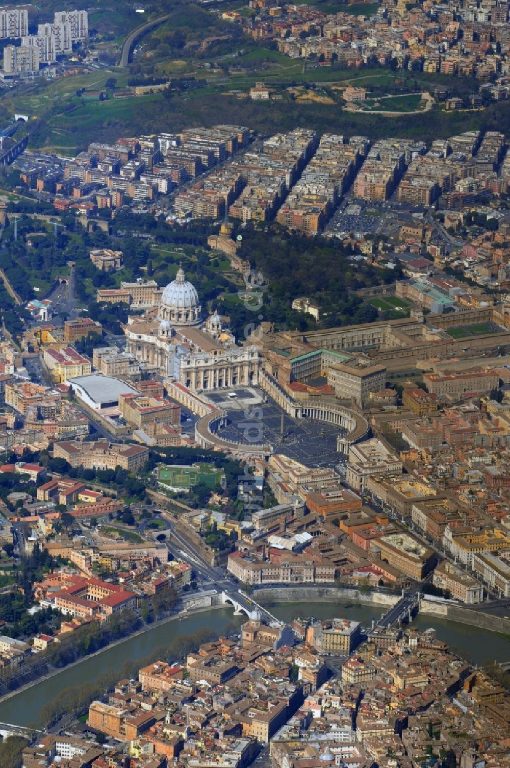 Luftaufnahme Rom - Vatikan im Staat Vatikanstadt mit dem Petersplatz - einer Enklave in Rom in Italien