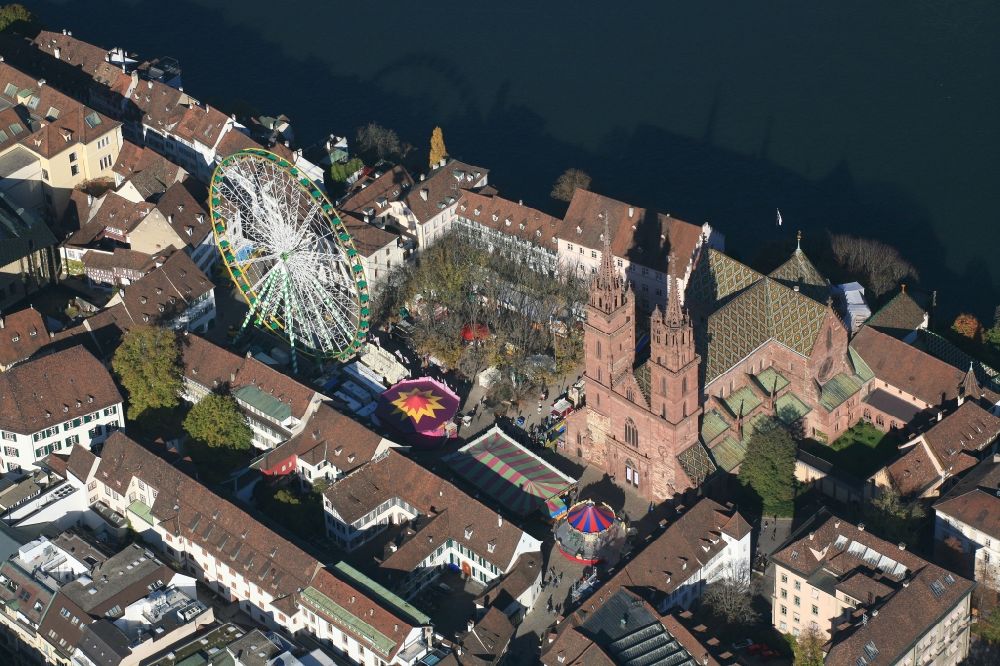 Basel aus der Vogelperspektive: Veranstaltungsgelände der Herbstmesse mit Riesenrad beim Münster auf dem Münsterplatz in Basel in der Schweiz