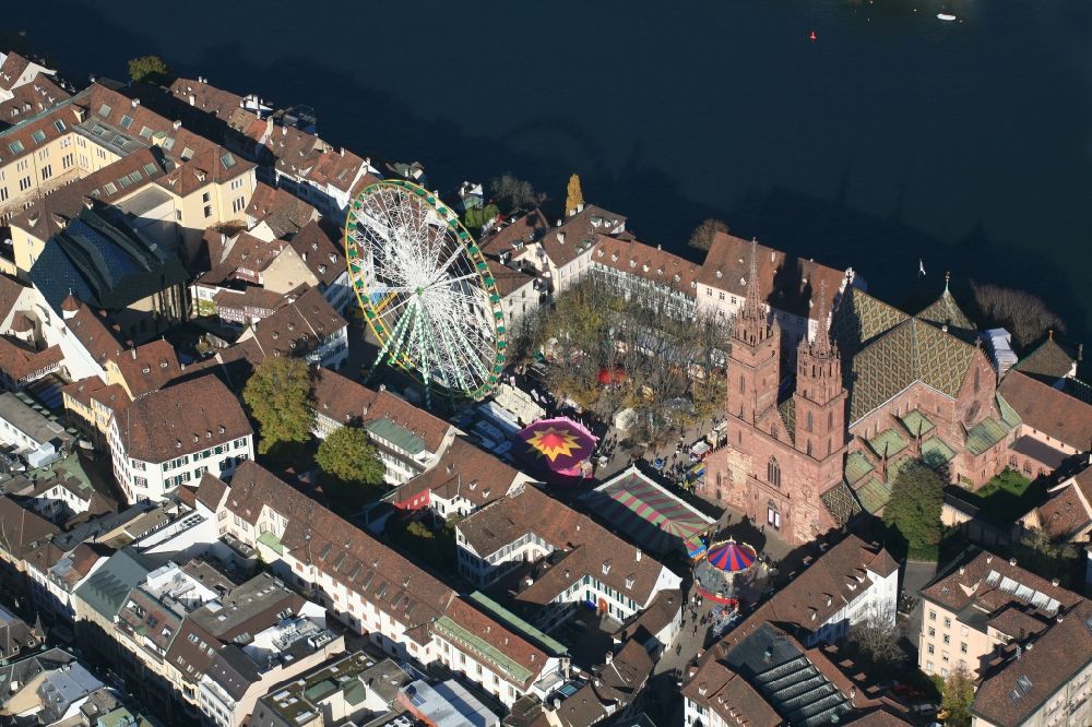 Luftaufnahme Basel - Veranstaltungsgelände der Herbstmesse mit Riesenrad beim Münster auf dem Münsterplatz in Basel in der Schweiz