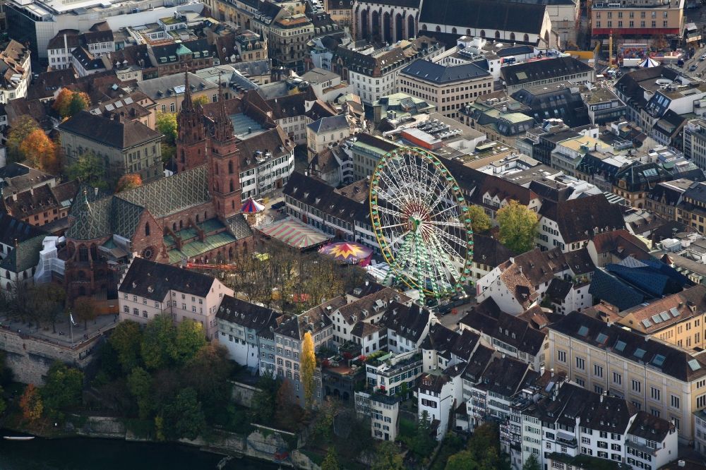 Luftaufnahme Basel - Veranstaltungsgelände der Herbstmesse mit Riesenrad auf dem Münsterplatz in Basel, Schweiz