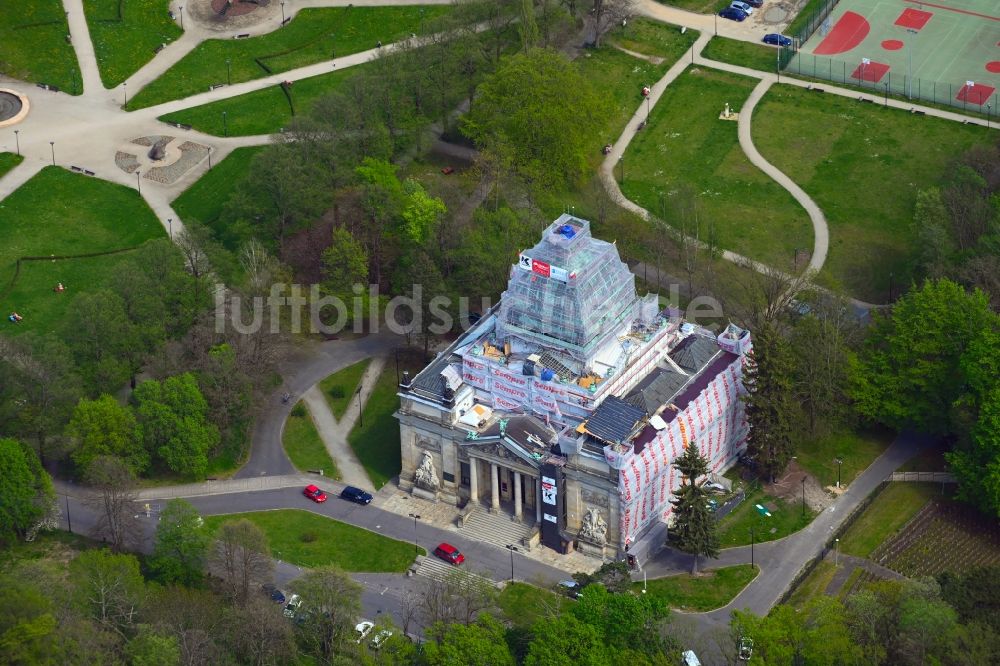 Luftaufnahme Zgorzelec - Veranstaltungshalle und Ruhmeshalle Oberlausitzer Gedenkhalle im Park Andreja Blachanca in Zgorzelec in Dolnoslaskie, Polen
