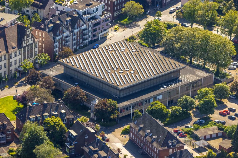 Luftaufnahme Bottrop - Veranstaltungshalle Saalbau mit Sanierungs- Baustelle in Bottrop im Bundesland Nordrhein-Westfalen