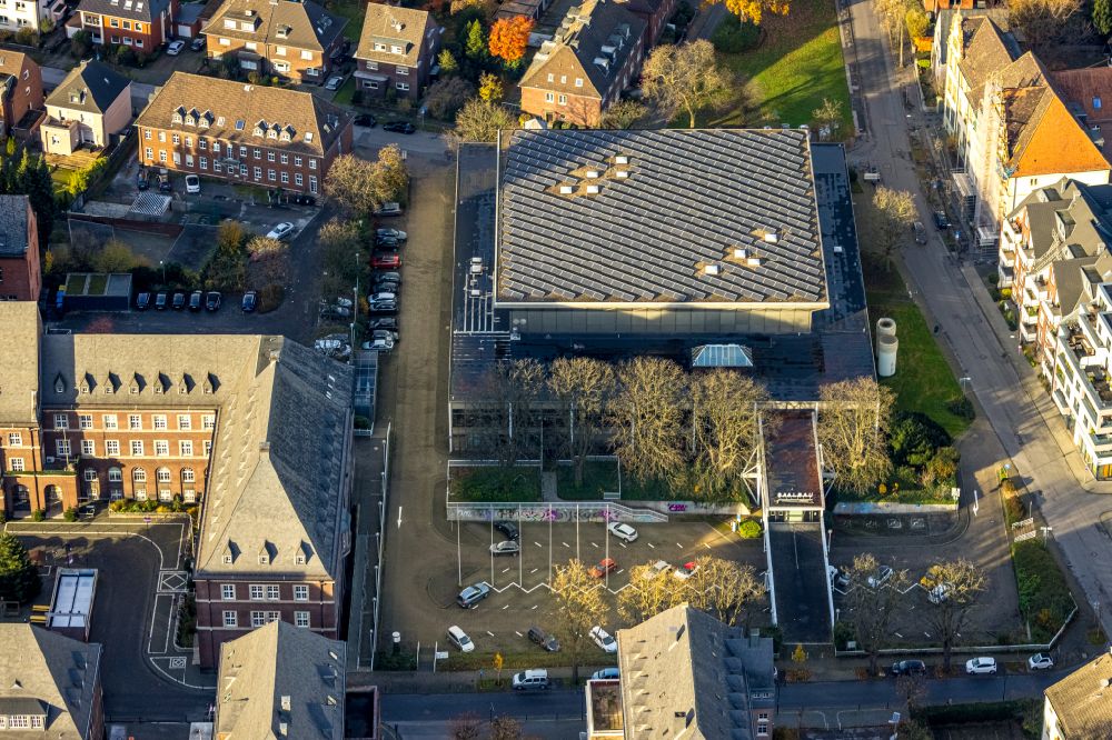Bottrop aus der Vogelperspektive: Veranstaltungshalle Saalbau mit Sanierungs- Baustelle in Bottrop im Bundesland Nordrhein-Westfalen