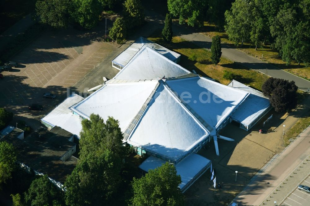 Luftaufnahme Neubrandenburg - Veranstaltungshalle Stadthalle Neubrandenburg in Neubrandenburg im Bundesland Mecklenburg-Vorpommern, Deutschland