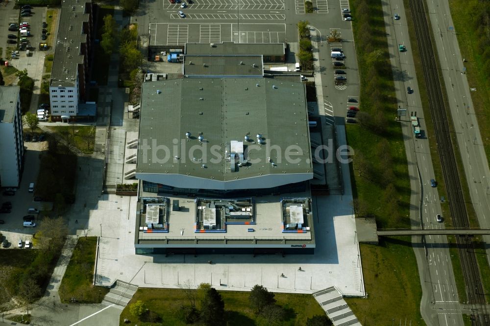 Luftaufnahme Rostock - Veranstaltungshalle StadtHalle Rostock in Rostock im Bundesland Mecklenburg-Vorpommern, Deutschland