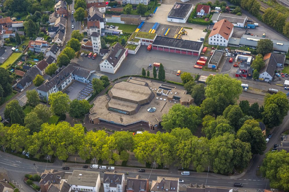 Luftaufnahme Werl - Veranstaltungshalle Stadthalle in Werl im Bundesland Nordrhein-Westfalen, Deutschland