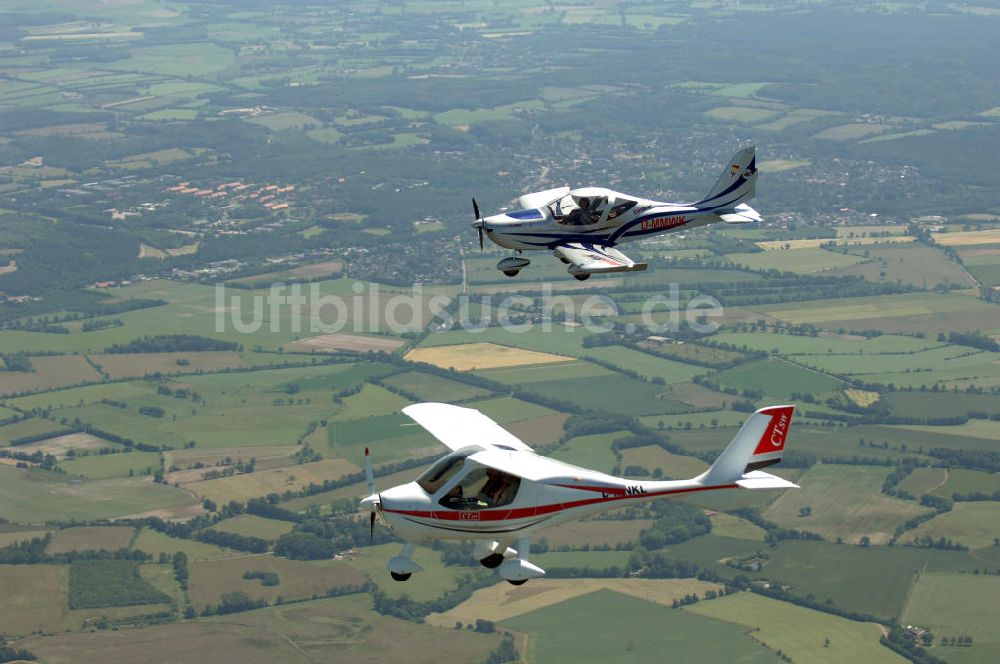 Padenstedt von oben - Verbandsflug von zwei Ultraleichtflugzeugen über Schleswig Holstein