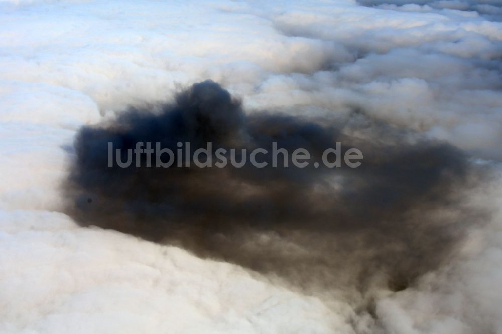 Luftaufnahme Riesa - Verbrennungsrückstände in der Hochnebelschicht über in Riesa im Bundesland Sachsen, Deutschland